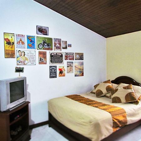 Como En Casa! Restaurante Y Hostal Богота Экстерьер фото