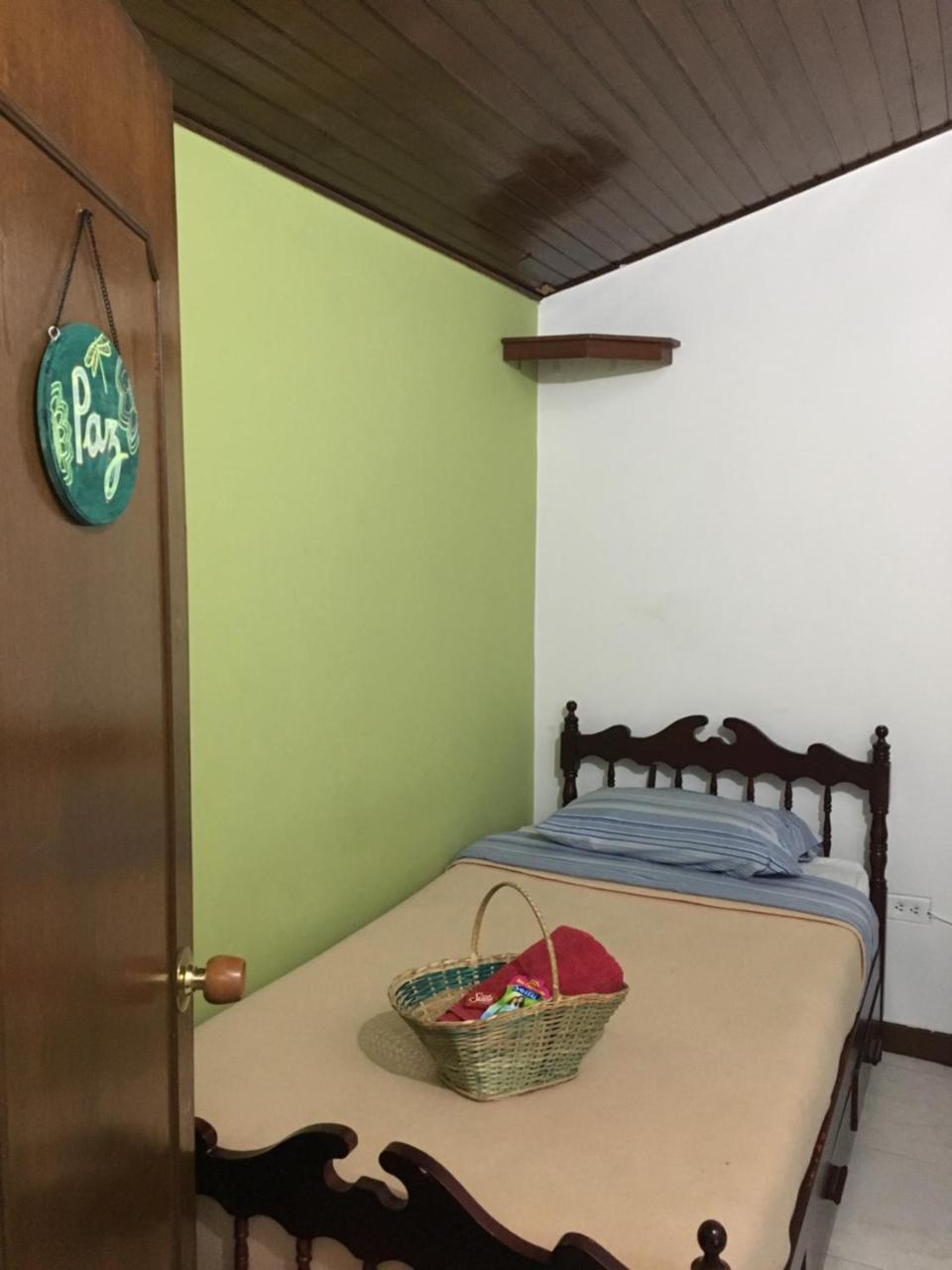 Como En Casa! Restaurante Y Hostal Богота Экстерьер фото