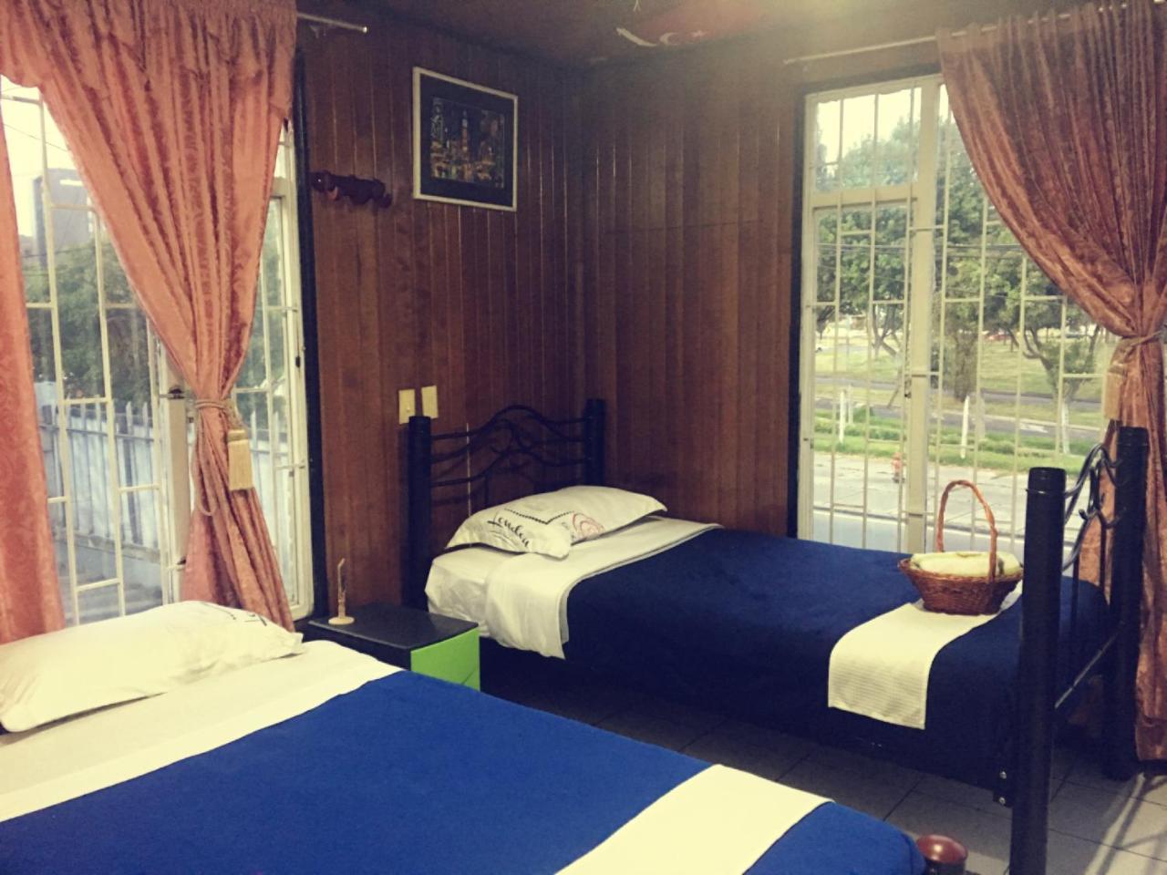 Como En Casa! Restaurante Y Hostal Богота Экстерьер фото