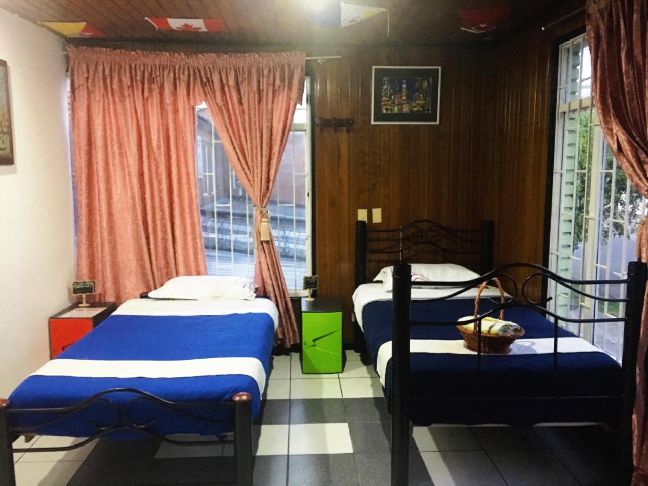 Como En Casa! Restaurante Y Hostal Богота Экстерьер фото