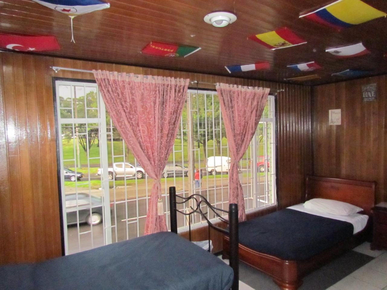 Como En Casa! Restaurante Y Hostal Богота Экстерьер фото