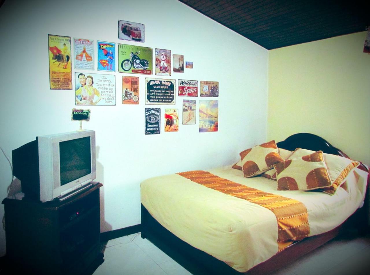 Como En Casa! Restaurante Y Hostal Богота Экстерьер фото